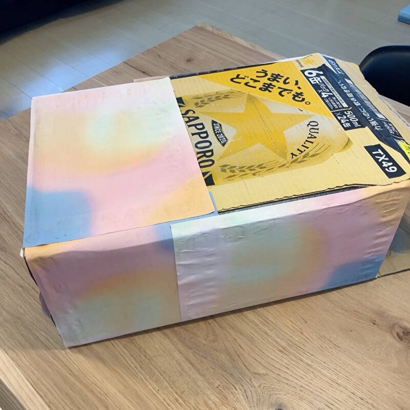包装紙で段ボールを包む