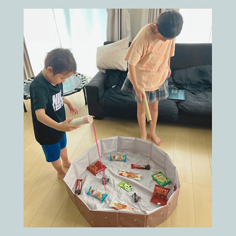 お菓子釣りを楽しむ女の子と男の子