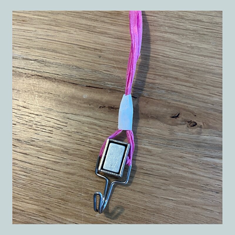 紐をフック付きマグネットに付けた画像