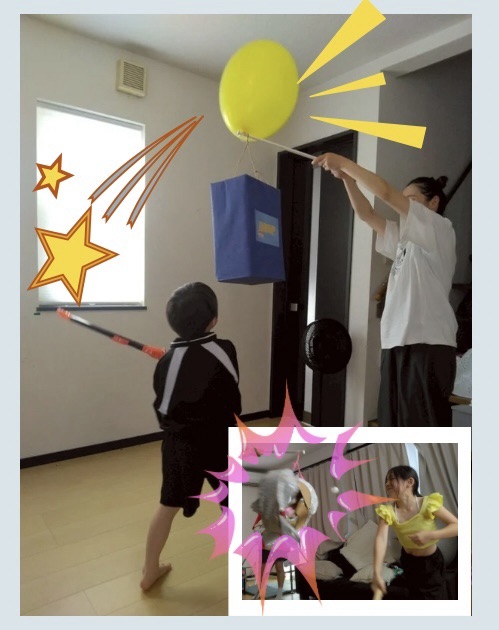 ピニャータをしている親子