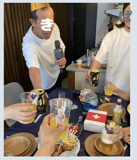 家族でグラスをもって乾杯している画像