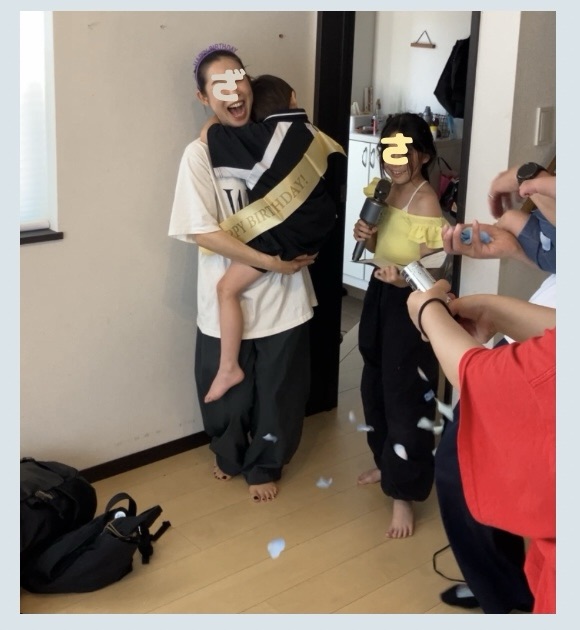 誕生日会の入場で恥ずかしがり母親に抱っこされながら登場する男の子