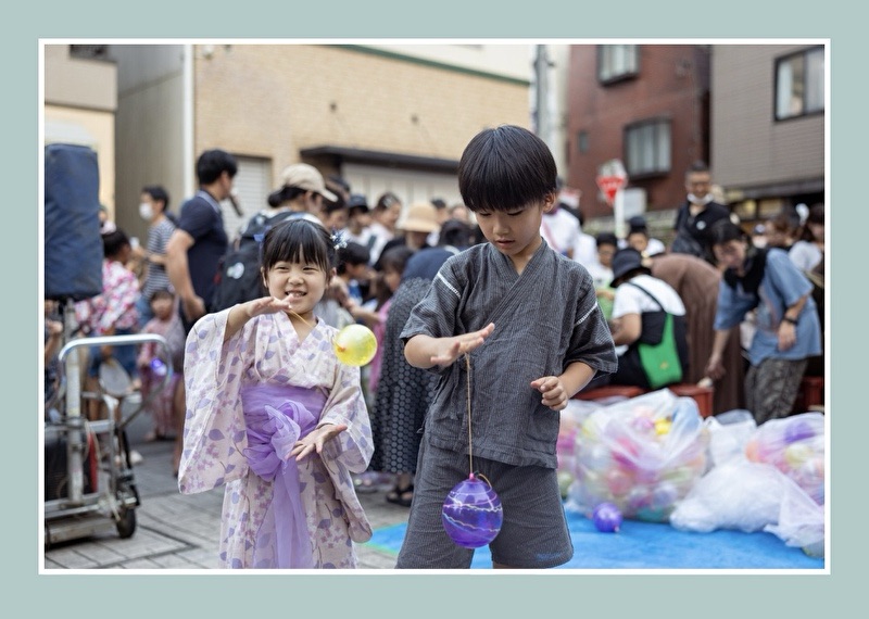 浴衣を着用している女の子と甚平を着てヨーヨーを持っている男の子