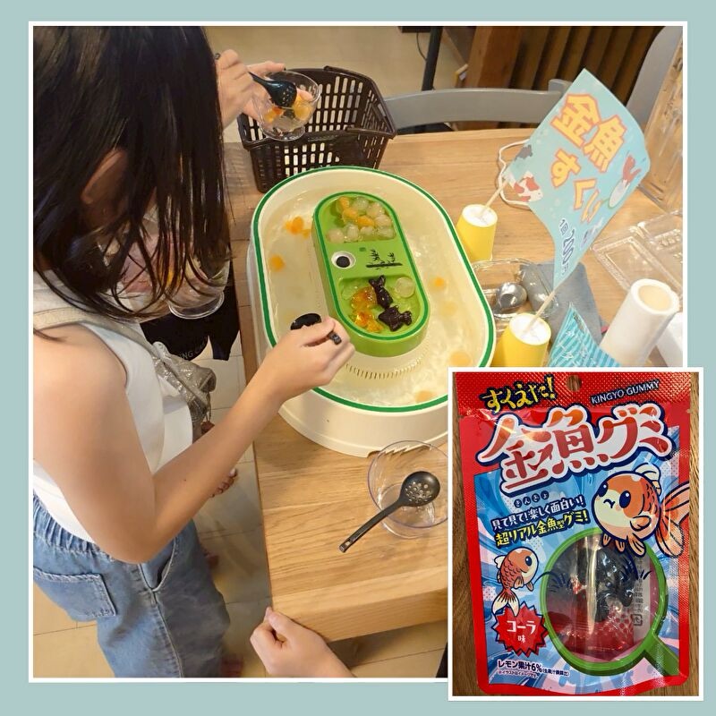 流しそうめん器で金魚すくいをする女の子と金魚グミ