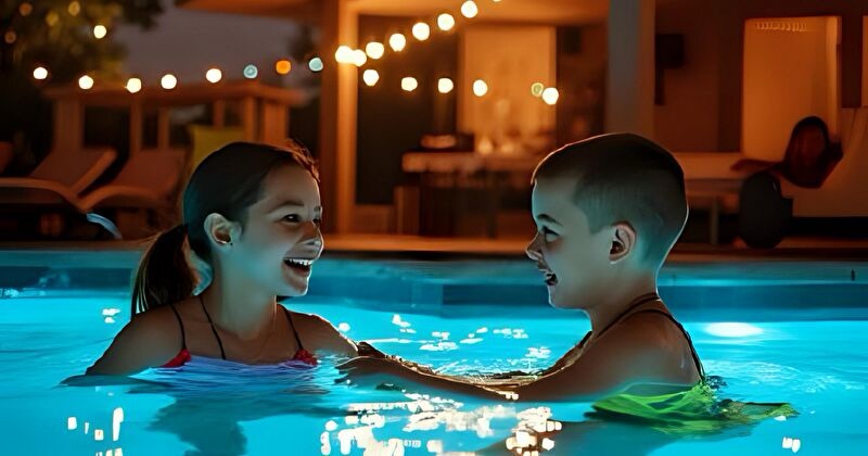 ナイトプールで遊ぶ男の子と女の子
